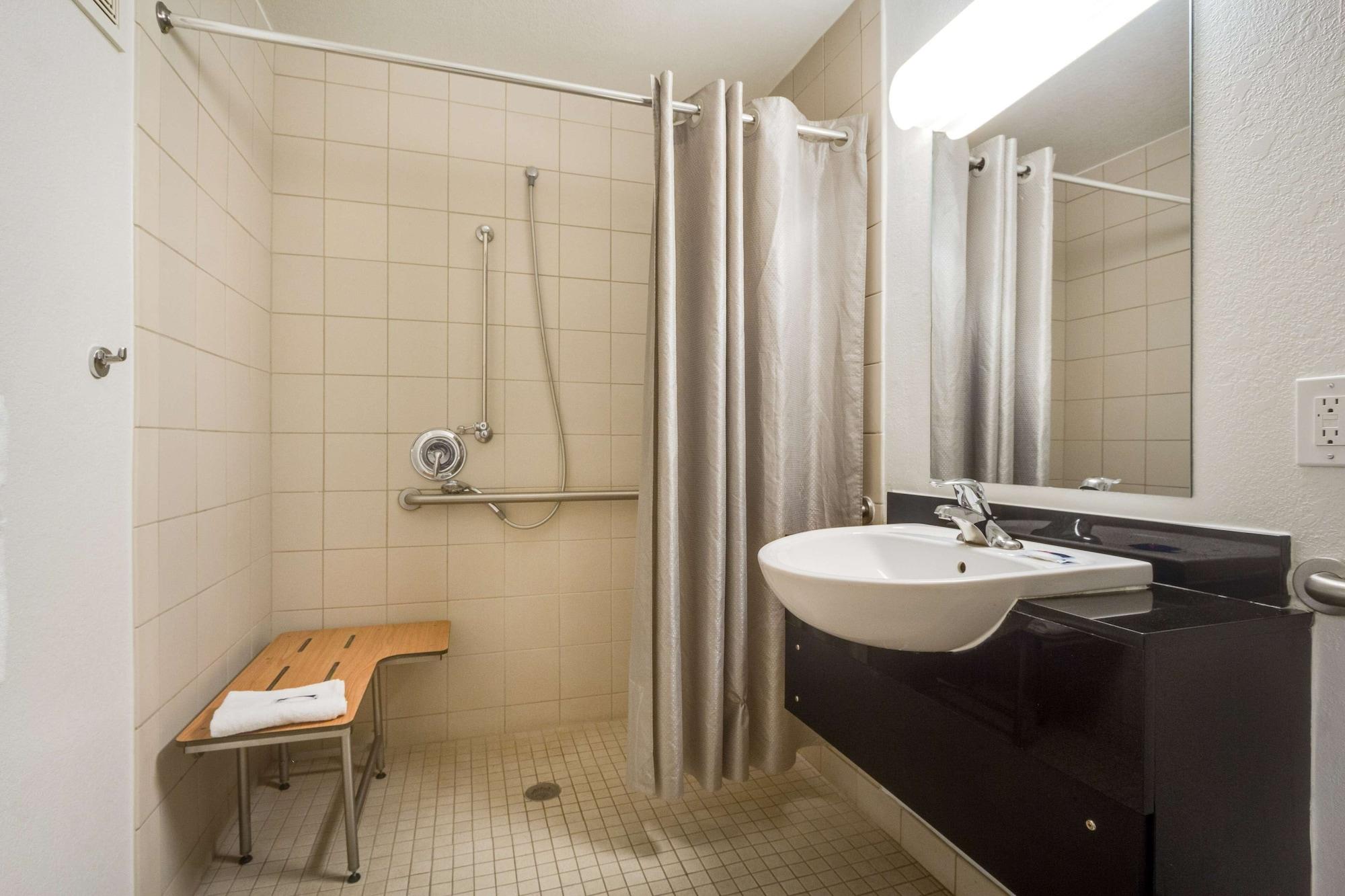 Park Inn By Radisson, Lakewood Bagian luar foto