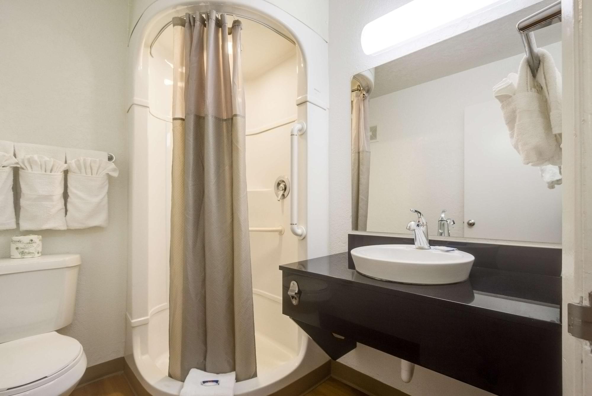 Park Inn By Radisson, Lakewood Bagian luar foto