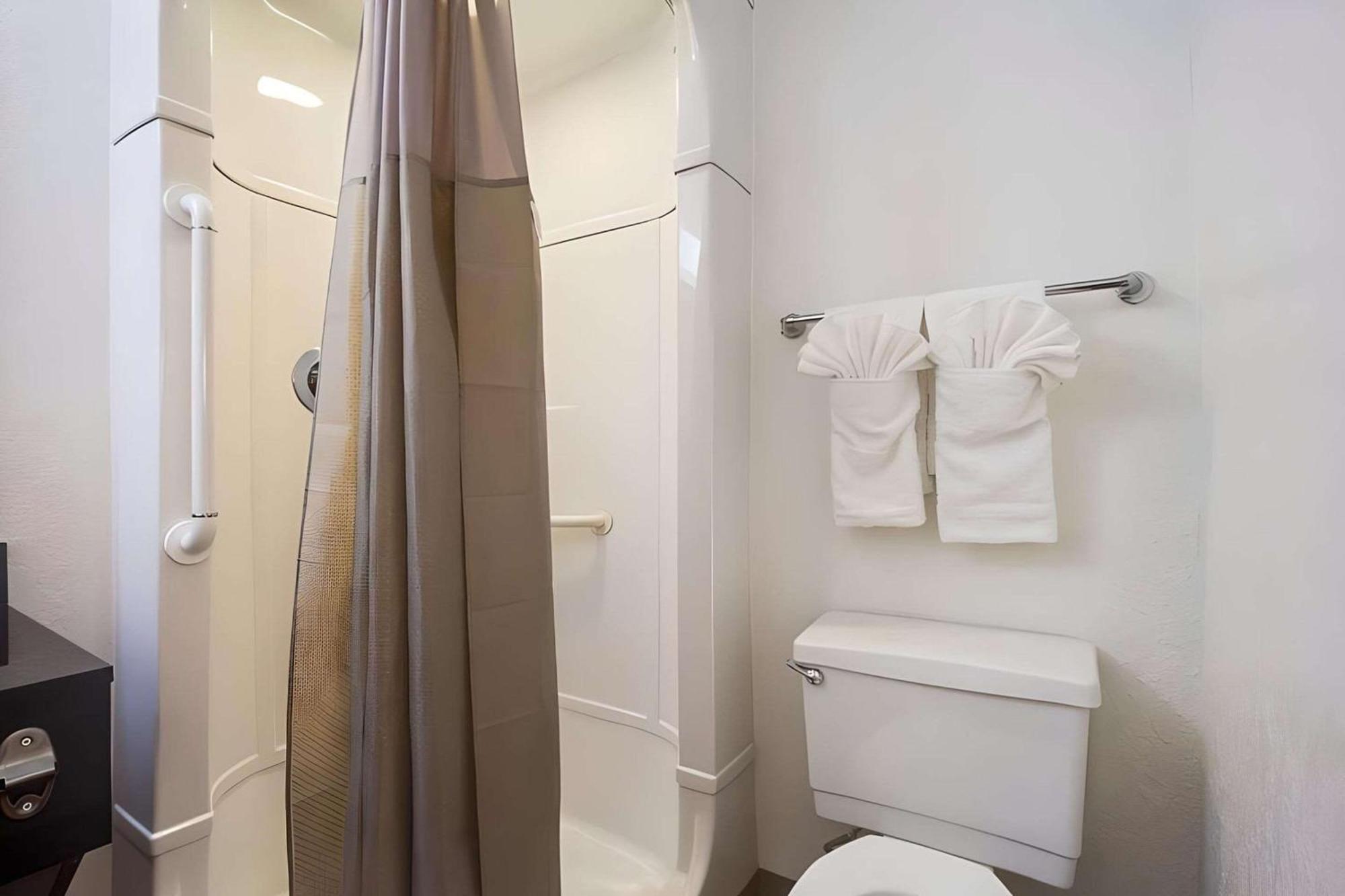 Park Inn By Radisson, Lakewood Bagian luar foto
