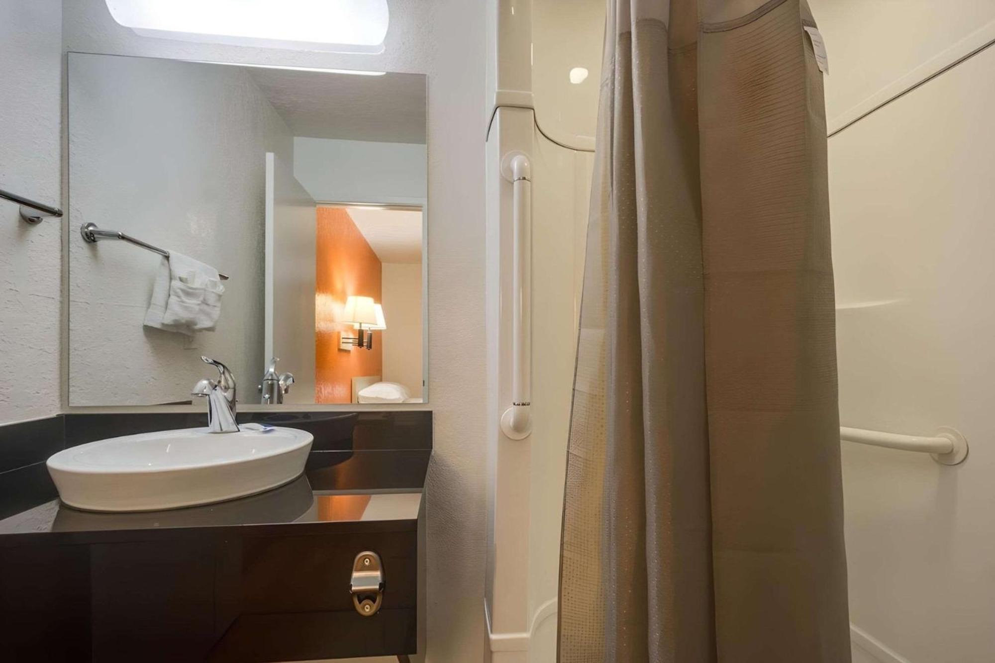 Park Inn By Radisson, Lakewood Bagian luar foto